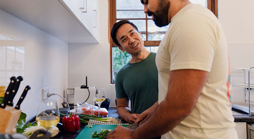 venezuelan-and-south-east-asian-couple-cook-together