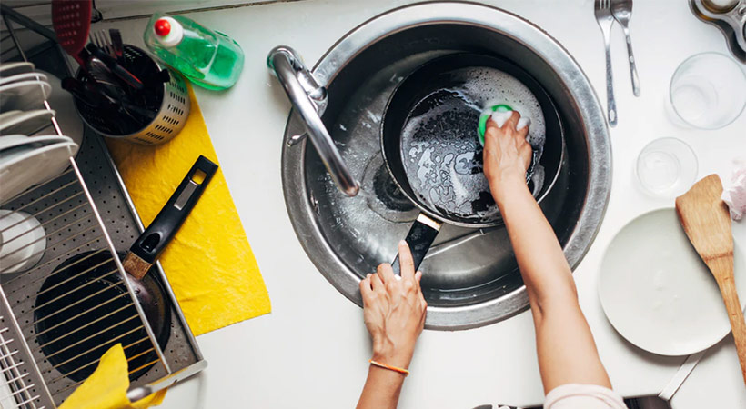 hands doing the washing up in the sink