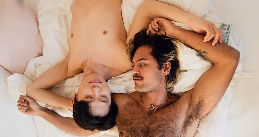 happy-asian-couple-in-bed