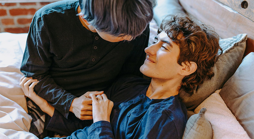 couple-kissing-in-bed